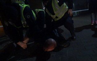 Поклали на землю і закували: в Києві затримали екс-начальника ДАІ