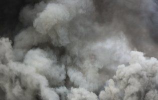 У Києві горить будинок: мешканців евакуйовують (фото)