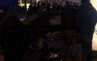 У Львові автомобіль BMW влетів у зупинку з людьми