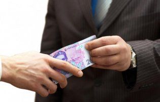 Волинського митника викрили на вимаганні хабаря