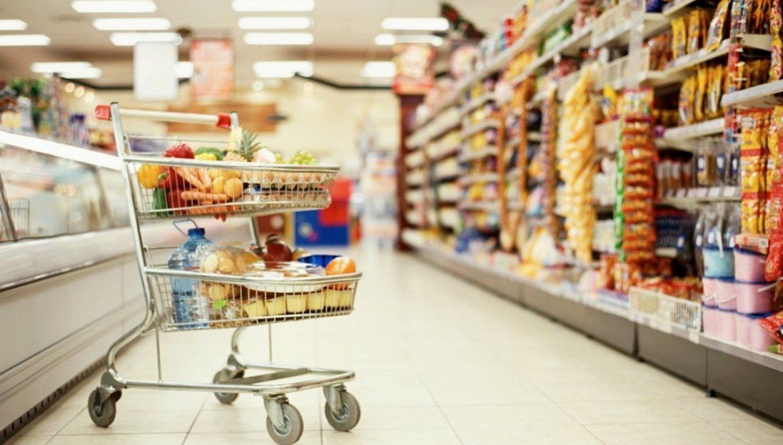 Подорожчали гречка і хліб: як змінюються ціни на соціальні продукти