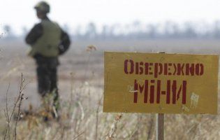 На Донбасі на мінному полі підірвався цивільний