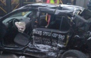 У Києві водій влетів у зупинку з людьми і загинув (фото)