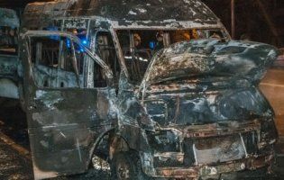 У Києві вночі згоріла маршрутка (відео)