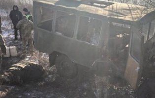 На Полтавщині вантажівка з військовими злетіла у кювет