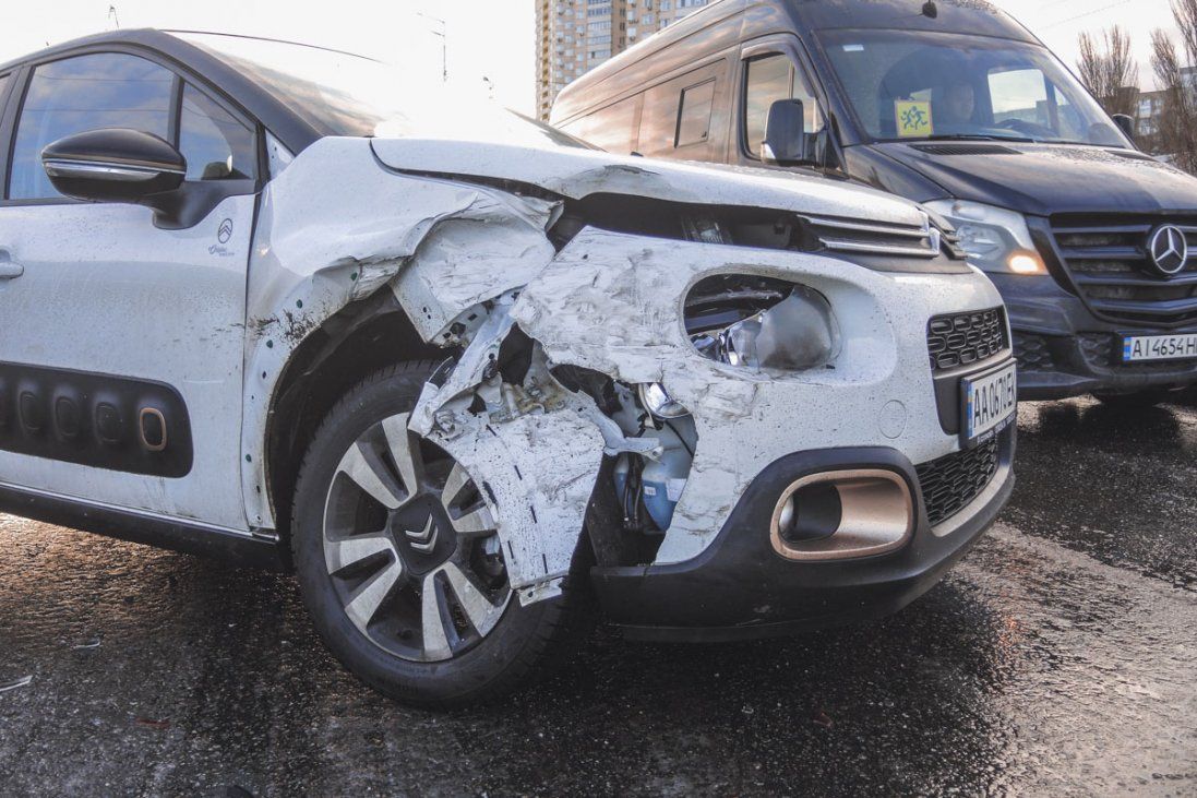 У Києві зіткнулися п'ять авто, є постраждалий (фото, відео)