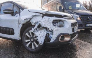 У Києві зіткнулися п'ять авто, є постраждалий (фото, відео)