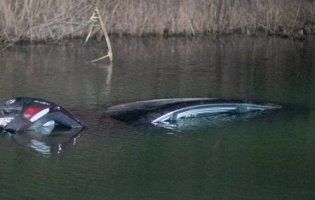 На Київщині авто з 9-річною дитиною потонуло у річці (фото,відео)