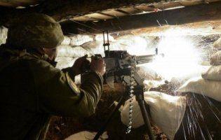 На Донбасі бойовики 12 разів відкривали вогонь: загинуло двоє військових, ще двоє поранені
