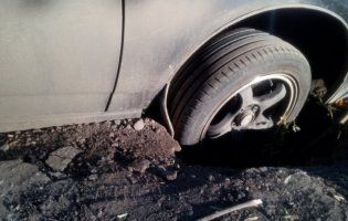 В Одесі автомобіль провалився під землю (фото)