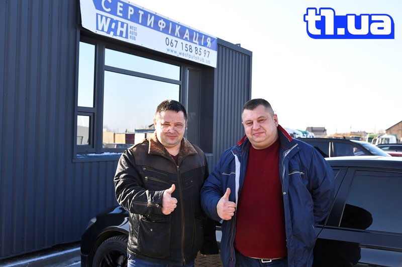 Сергій Романчук та його колега на WEST AUTO HUB