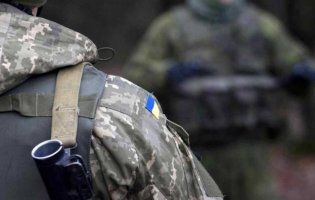 На Донбасі поранили військового