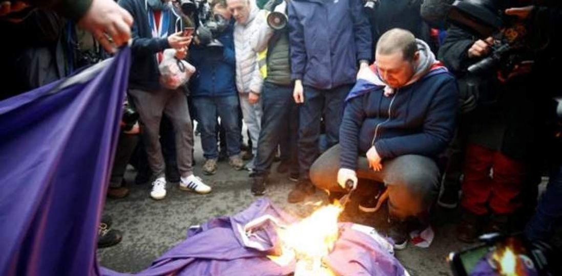 У Лондоні прихильники Brexit спалили прапор ЄС (фото)