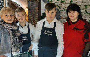 Перша в Україні кав’ярня, де працюють «сонячні» офіціанти