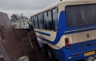 За кермом автобуса зі школярами помер водій, із салону вилетіла дитина (фото, відео)