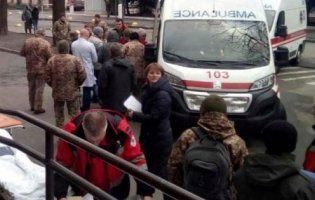 «Прострелені ноги, руки, животи»: поранених воїнів ЗСУ доправили в Київ (фото)