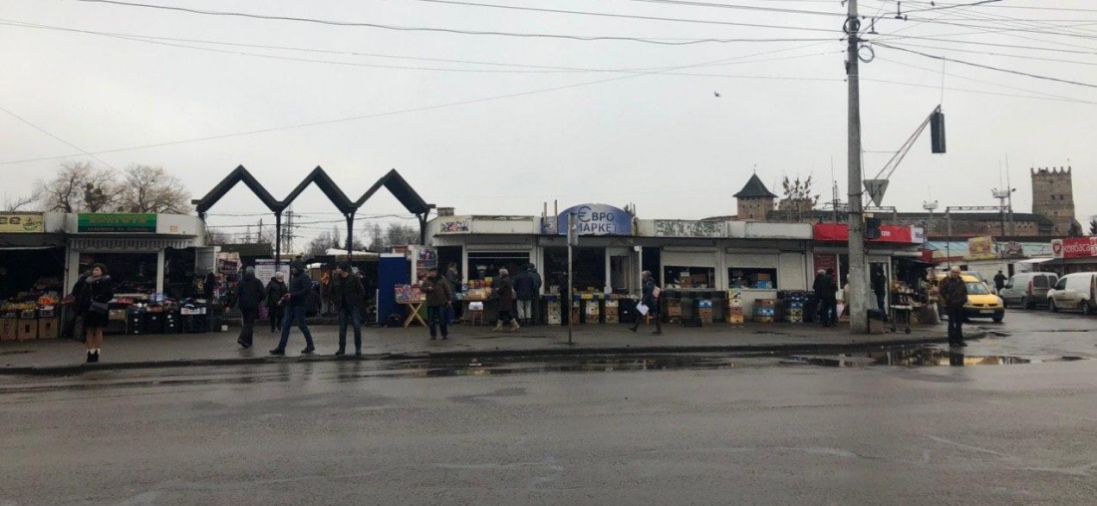 Підприємці біля «Центрального ринку» в Луцьку добровільно прибрали перші контейнери (фото)