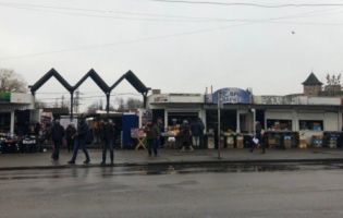 Підприємці біля «Центрального ринку» в Луцьку добровільно прибрали перші контейнери (фото)