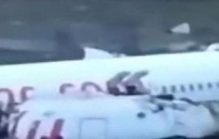 У Стамбулі літак впав з висоти 30 метрів і розвалився на частини (відео)