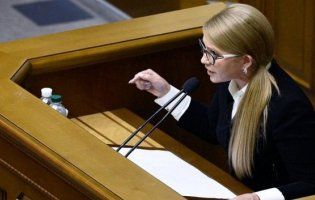 Пролила кров за землю: Тимошенко зламала мікрофон Разумкова (фото)