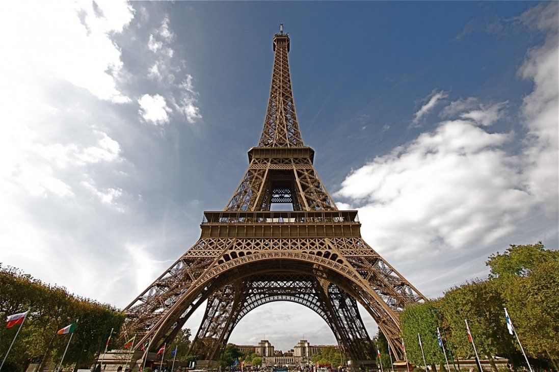 У Парижі через протести закрили Ейфелеву вежу