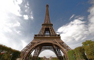 У Парижі через протести закрили Ейфелеву вежу