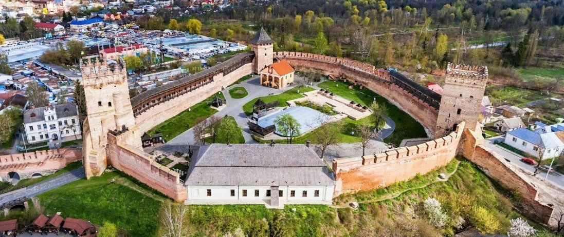 У Луцькому замку ремонтують сходи (відео)