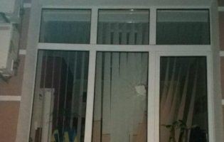 Луцьким муніципалам побили вікна (фото, відео)