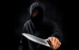У Дніпрі на чоловіків напали з ножем (фото)