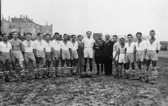 Футбольна команда на фоні палацу Любомирських