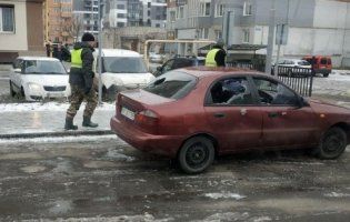 У Луцьку побили вікна в авто: шукають хуліганів