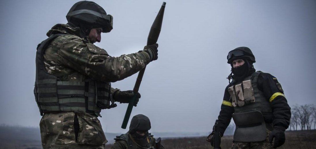 Обстріли на Донбасі: поранили українського бійця