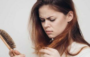 Випадіння волосся у жінок: причини та профілактика