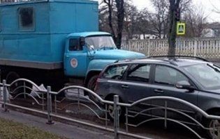ДТП у Луцьку: автомобіль комунальників в’їхав у легковик (фото)