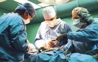 Волинські лікарі врятували чоловіка, замінивши йому аорту на протез (відео)