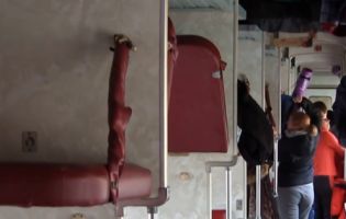 Як почувається жінка, на яку в потязі впала полиця з пасажиром (відео)