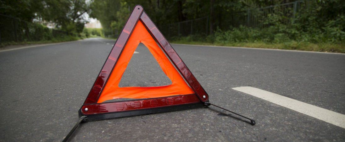 У Дніпрі авто влетіло у велосипедиста (фото, відео)