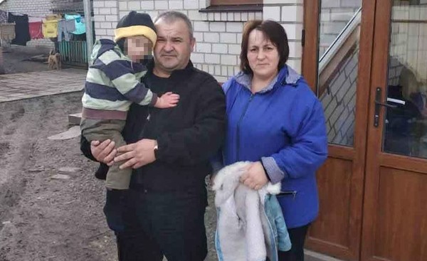 Поліцейський та жінка, що знайшла хлопчика