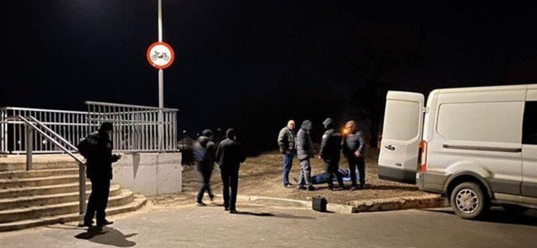 На Дніпропетровщині жінка зістрибнула з мосту на очах у підлітка (фото 18+)