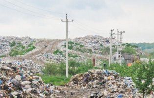 На Одещині ураган розніс мільйони поліетиленових пакетів зі сміттям (фото, відео)
