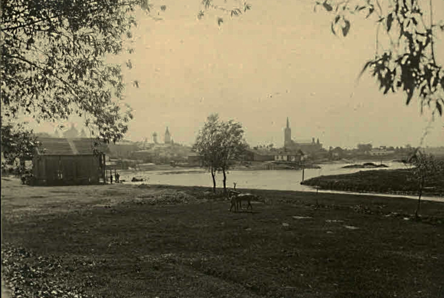 Вид на Старе місто з греблі Красненського мосту