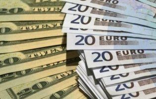 Долар і євро продовжують дорожчати
