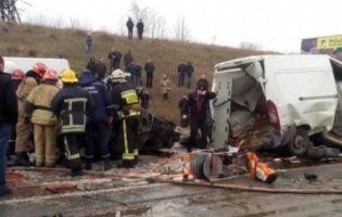 Зіштовхнулося шість автомобілів: автобус «Львів-Луцьк» потрапив у ланцюгову аварію (фото)