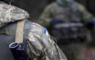 На Донбасі підірвався український військовий