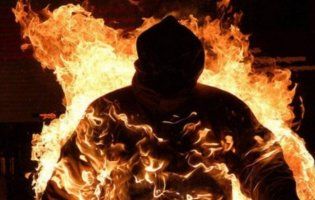 У Києві чоловік під час мітингу підпалив себе (відео)
