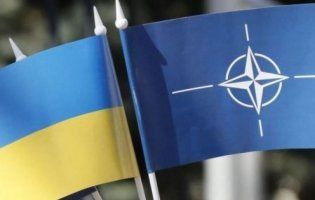 Вступ України в НАТО можливий з окупованими територіями, – Кулеба