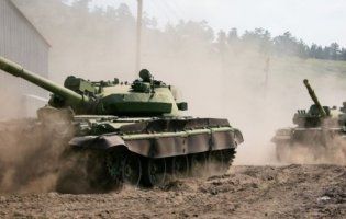 Росія на Донбасі стягує танки