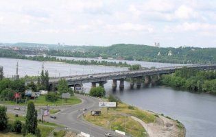 У Києві через прорив трубопроводу з моста ллється окріп (відео)