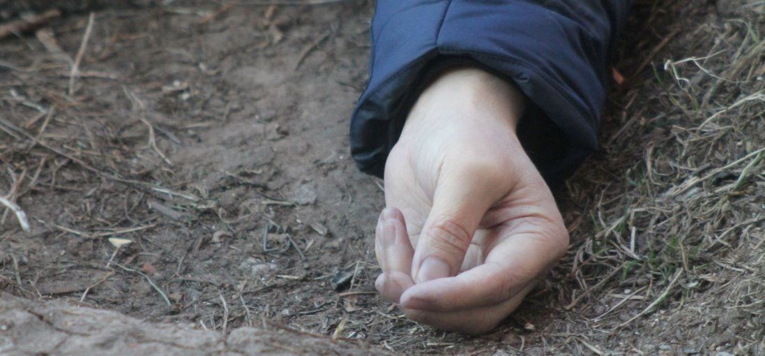 У Дніпрі в покинутому приміщенні знайшли труп чоловіка (фото 18+)