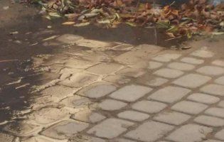 У Києві з-під тротуару тече вода (відео)